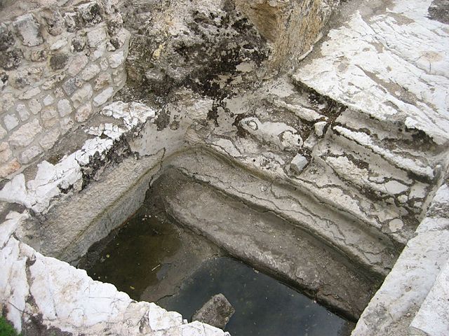 640px-Mikvah_-_goldberg